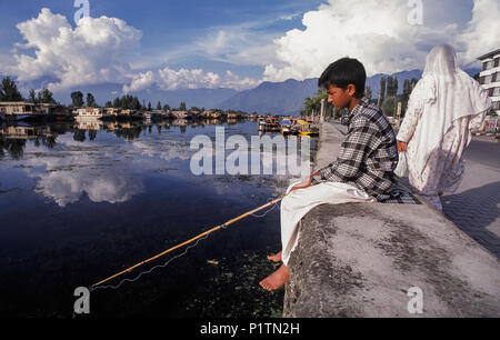 Srinagar, India, pesca sul Dal lago Foto Stock