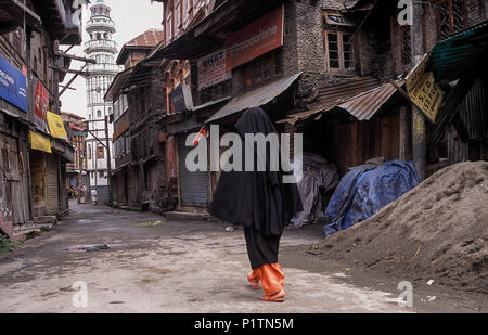 Srinagar, India, una donna durante il blocco di uscita sulla strada Foto Stock