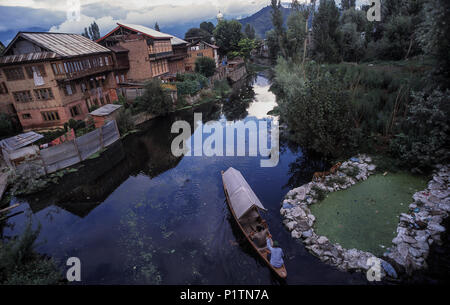 Srinagar, India, canale di legno sul Dal lago Foto Stock