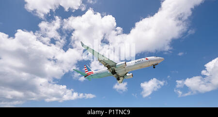 New york, Stati Uniti d'America - 17 Marzo 2015: American Airline piano passeggero sul cielo blu sullo sfondo Foto Stock