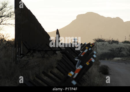Un U.S. Pattuglia di Confine unità agente su una strada sterrata lungo gli Stati Uniti/Messico frontiera muro vicino al San Pedro River, Cochise County, Hereford, Arizona, Stati Uniti. Foto Stock