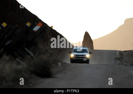 Un U.S. Pattuglia di Confine unità agente su una strada sterrata lungo gli Stati Uniti/Messico frontiera muro vicino al San Pedro River, Cochise County, Hereford, Arizona, Stati Uniti. Foto Stock