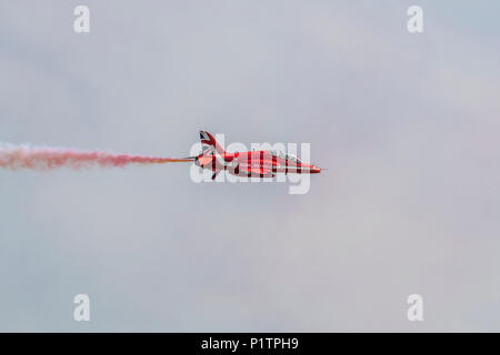 RAF frecce rosse di eseguire oltre RAF Cosford durante Airshow di Cosford 2018. Rosso a 1 il fumo non ha funzionato per tutta la mostra. Foto Stock