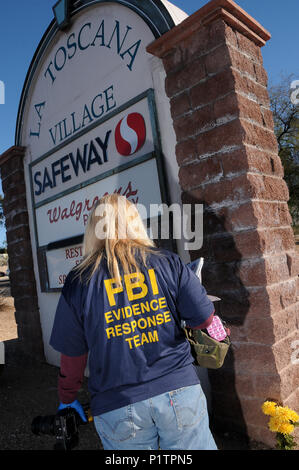 Gli agenti FBI condurre un ulteriore ricerca di prova presso il centro commerciale a Ina e strade di Oracle in Tucson, Arizona, USA, dove congressista, Gabrielle Foto Stock