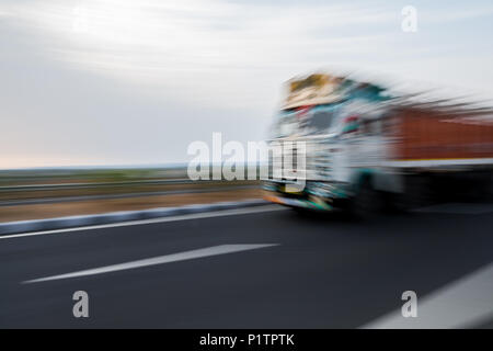 Il panning è una tecnica di fotocamera utilizzata per acquisire la sfocatura in movimento e trasmettere il movimento pur mantenendo un soggetto in movimento nitide. Foto Stock