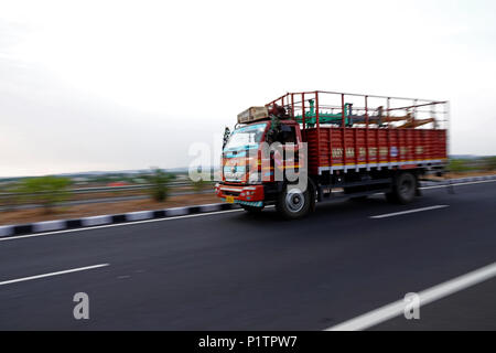 Il panning è una tecnica di fotocamera utilizzata per acquisire la sfocatura in movimento e trasmettere il movimento pur mantenendo un soggetto in movimento nitide. Foto Stock