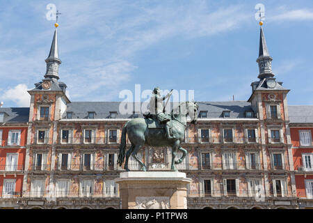 Madrid, Spagna: la statua equestre di Filippo III di Spagna davanti Casa de la Panadería in Plaza Mayor. Foto Stock