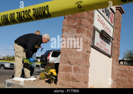 Gli agenti FBI condurre un ulteriore ricerca di prova presso il centro commerciale a Ina e strade di Oracle in Tucson, Arizona, USA, dove congressista, Gabrielle Foto Stock