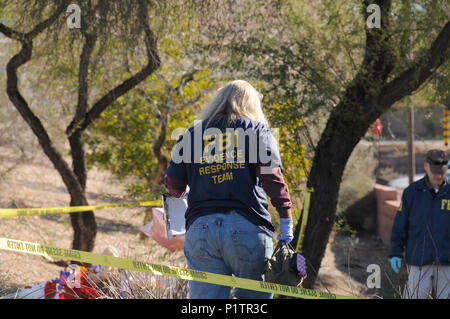 Gli agenti FBI condurre un ulteriore ricerca di prova presso il centro commerciale a Ina e strade di Oracle in Tucson, Arizona, USA, dove congressista, Gabrielle Foto Stock