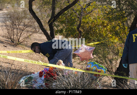 Gli agenti FBI condurre un ulteriore ricerca di prova presso il centro commerciale a Ina e strade di Oracle in Tucson, Arizona, USA, dove congressista, Gabrielle Foto Stock