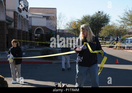 Gli agenti FBI condurre un ulteriore ricerca di prova presso il centro commerciale a Ina e strade di Oracle in Tucson, Arizona, USA, dove congressista, Gabrielle Foto Stock