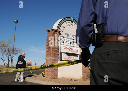 Gli agenti FBI condurre un ulteriore ricerca di prova presso il centro commerciale a Ina e strade di Oracle in Tucson, Arizona, USA, dove congressista, Gabrielle Foto Stock