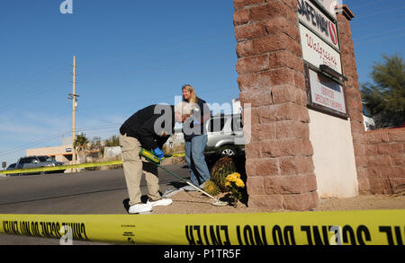 Gli agenti FBI condurre un ulteriore ricerca di prova presso il centro commerciale a Ina e strade di Oracle in Tucson, Arizona, USA, dove congressista, Gabrielle Foto Stock