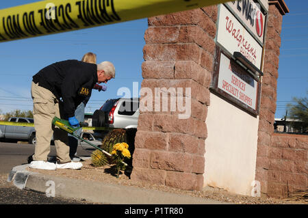 Gli agenti FBI condurre un ulteriore ricerca di prova presso il centro commerciale a Ina e strade di Oracle in Tucson, Arizona, USA, dove congressista, Gabrielle Foto Stock