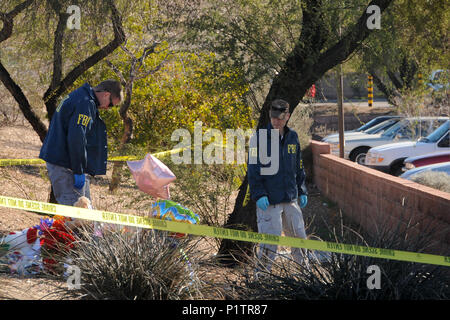 Gli agenti FBI condurre un ulteriore ricerca di prova presso il centro commerciale a Ina e strade di Oracle in Tucson, Arizona, USA, dove congressista, Gabrielle Foto Stock