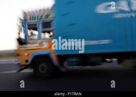 Il panning è una tecnica di fotocamera utilizzata per acquisire la sfocatura in movimento e trasmettere il movimento pur mantenendo un soggetto in movimento nitide. Foto Stock