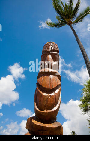 Tiki in legno a Napili Bay; Napili, Maui, Hawaii, Stati Uniti d'America Foto Stock