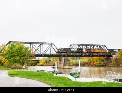 Treno che viaggia su un ponte sopra il fiume Auglaize Foto Stock