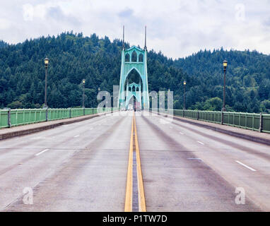 A metà strada vista della St Johns Bridge, Portland Oregon, Stati Uniti d'America Foto Stock