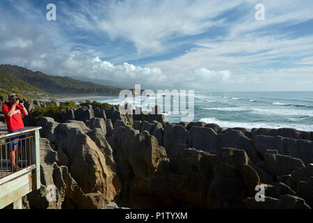 Turistiche e pancake Rocks, Punakaiki, Paparoa National Park, West Coast, Isola del Sud, Nuova Zelanda Foto Stock