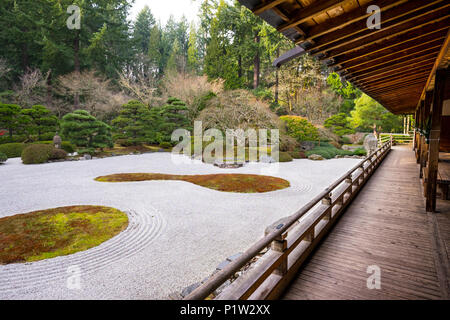 Edificio giapponese con veranda in legno e giardino di roccia. Foto Stock