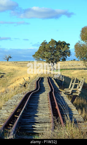 Vecchio abbandonato crooked rusty binari ferroviari sullo storico ponte sopra il fiume Boorowa attraverso rural central west NSW, Australia Foto Stock