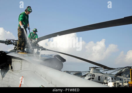 "Wild Card" di elicottero da combattimento Squadron 23 121202-N-AQ172-081 Foto Stock