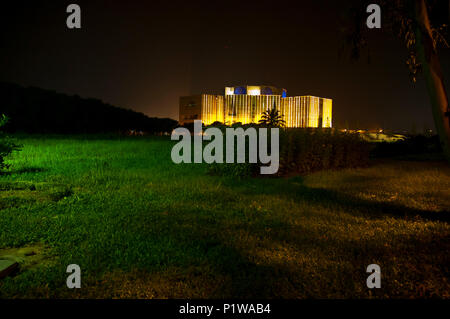 L'Assemblea nazionale edificio del Bangladesh o Jatiyo Sangsad Bhaban è considerato uno dei migliori esempi di architettura moderna. Progettato Foto Stock