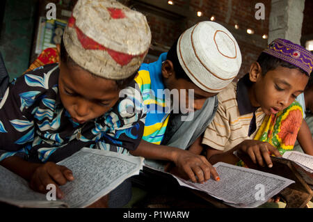 Gli studenti la lettura del Santo Corano a maktab. Maktab una parola araba  significato scuole per insegnare ai bambini della scuola elementare di  soggetti islamica. Dacca, Bangla Foto stock - Alamy