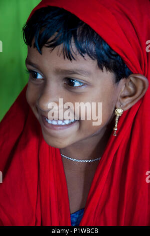 Ritratto di un maktab studente. Maktab una parola araba significato scuole per insegnare ai bambini della scuola elementare di soggetti islamica. Dacca in Bangladesh. Foto Stock