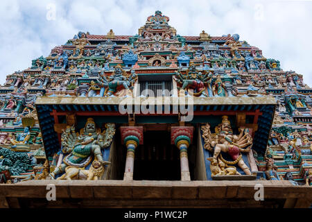 Statue dipinte su uno dei gopura (torri) di Kallalagar (o) Kallazhagar tempio, Distretto di Madurai, Tamil Nadu, India. Foto Stock