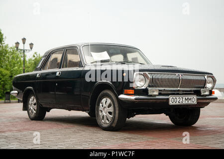 Tomsk, Russia - 10 Giugno 2018: nero Volga, vista laterale. La fotografia di un classico auto su una strada di Tomsk Foto Stock