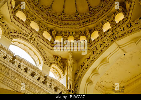 Le sculture e le decorazioni sul soffitto del XVII secolo Thirumalai Nayak Palace, Madurai, Tamil Nadu, India. Foto Stock