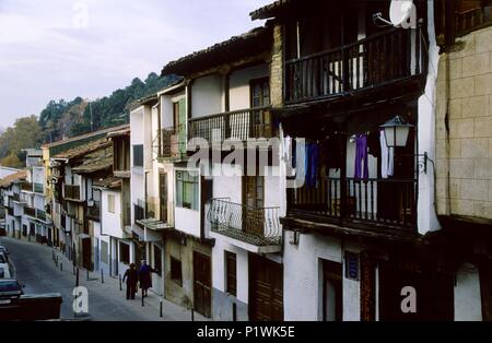 Spagna - Extremadura - Valle del Jerte (distretto) - CACERES. Cabezuela del Valle en el Valle del Río Jerte; calle del pueblo con su arquitectura típica. Foto Stock