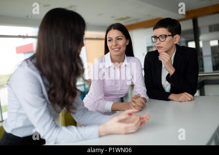 La gente di affari in chat e di bere il caffè in occasione di una conferenza che ho Foto Stock