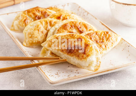 Piastra della gyoza asiatici, gnocchi snack con salsa di soia. Foto Stock