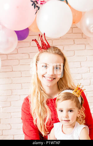 Madre bella celebraiting compleanno con sua figlia Foto Stock