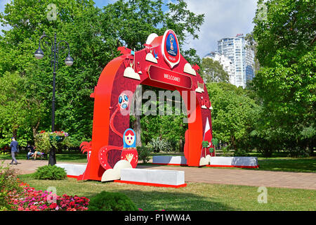 Sochi, Russia - 30 Maggio. 2018. Installazione di iscrizione simboleggia la Coppa del Mondo FIFA 2018 in Navaginskaya street Foto Stock