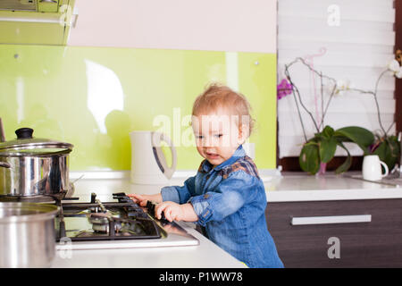 Carino ragazzo vuole preparare qualcosa per sua madre Foto Stock