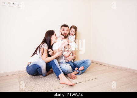 La famiglia gioisce di nuovo home Foto Stock