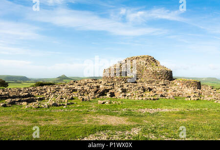 Nuraghe 'Su Nuraxi" a Barumini, Sardegna, Italia; un posto meraviglioso che ora dal 1997 è stata iscritta nel Patrimonio Mondiale dell Unesco elenca a causa di esso Foto Stock