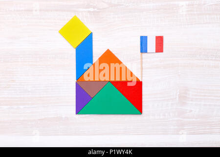 Da sopra il colpo di bright tangram mattoni composta in forma di casa con la bandiera francese sulla parte superiore. Foto Stock