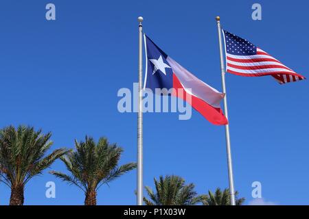 Bandiera del Texas, Lone Star flag di stato e gli Stati Uniti d'America US bandiera contro il cielo blu di sfondo e palme Foto Stock