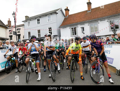 Chloe Hosking di Ale Cipollini parla di Katarzyna Niewiadoma del Canyon// Sram Racing all'inizio della prima fase dell'OVO energia donna Tour da Framlingham a Southwold. Foto Stock