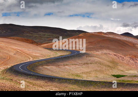 Anello di curvatura stradale attraverso Namafjall Hverir area geotermica, Nord Islanda Islanda Foto Stock