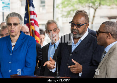 Relatore presso la cerimonia rivoluzionaria per la riqualificazione di Cook County Hospital Foto Stock