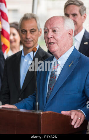 Relatore presso la cerimonia rivoluzionaria per la riqualificazione di Cook County Hospital Foto Stock