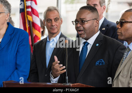 Relatore presso la cerimonia rivoluzionaria per la riqualificazione di Cook County Hospital Foto Stock