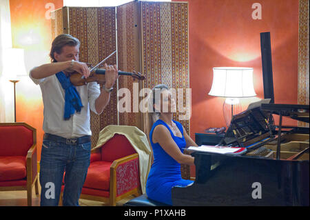 L'Italia, Lombardia, Milano, Festival Stradivari di Cremona. Il violinista Kirill Troussov e sua sorella pianista Alexandra Troussova eseguire un pezzo di musica. Foto Stock