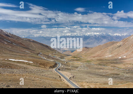 Vista dal Khardung la Pass sulla strada tra Leh e Valle di Nubra in Ladakh, India Foto Stock